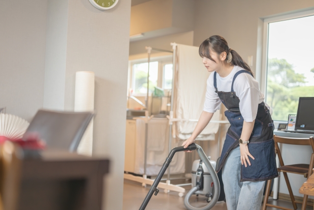 掃除機をかける女性