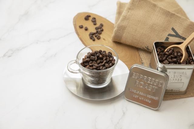 コーヒー豆とコーヒーカップ
