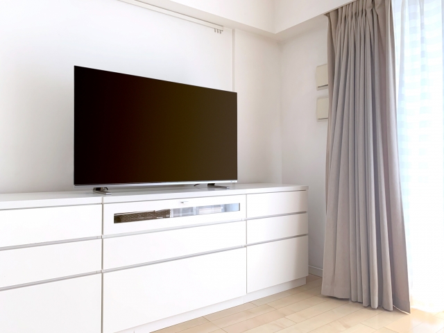 リビングの薄型液晶テレビ