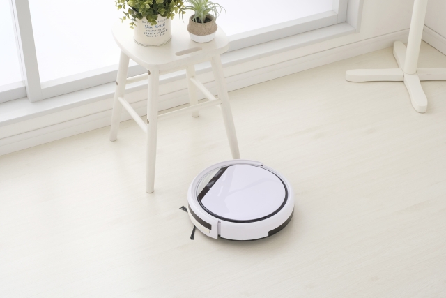 リビングを掃除するロボット掃除機