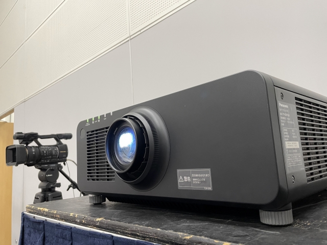 黒いプロジェクター