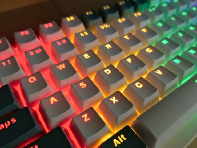 七色のゲーミングPCのキーボード